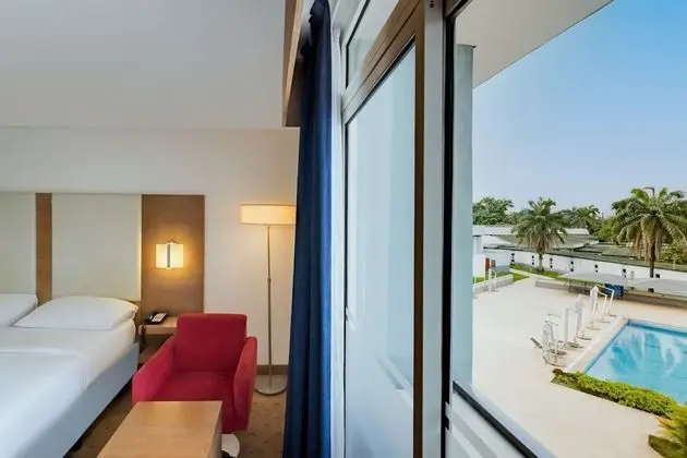 Superior Oda, Balkon, Havuz Manzaralı