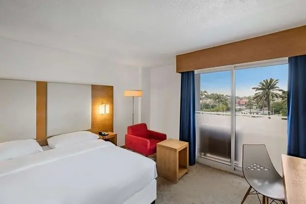 Superior Oda, Balkon, Havuz Manzaralı