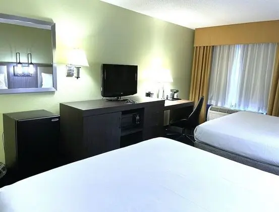 Oda, 2 Büyük (Queen) Boy Yatak, Engellilere Uygun, Sigara İçilmez (Roll-in Shower)