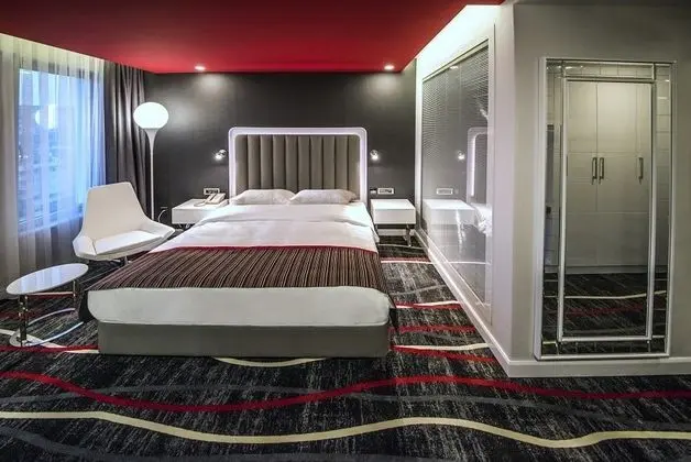 Çift Kişilik,Şehir Manzaralı