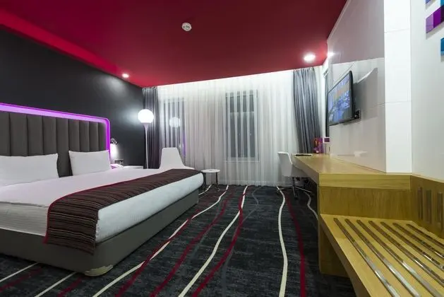Çift Kişilik,Şehir Manzaralı