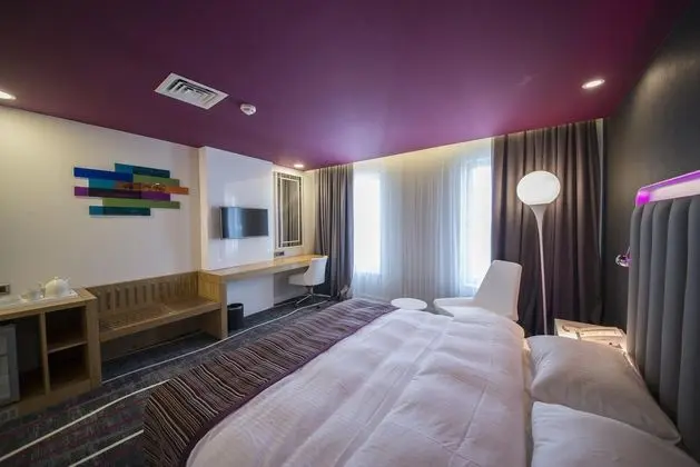 Çift Kişilik,Şehir Manzaralı