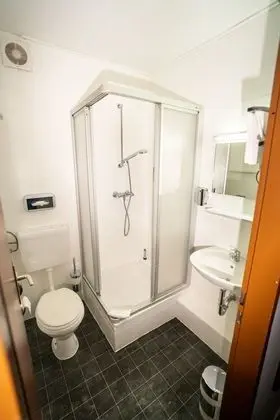Üç Kişilik Oda