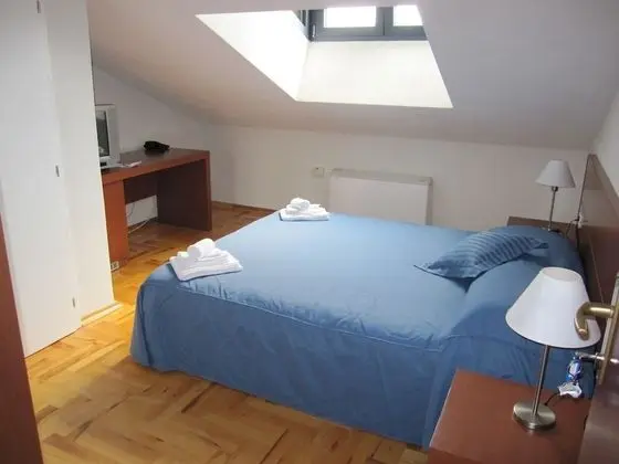 Tek Büyük Yataklı Oda (Attic)