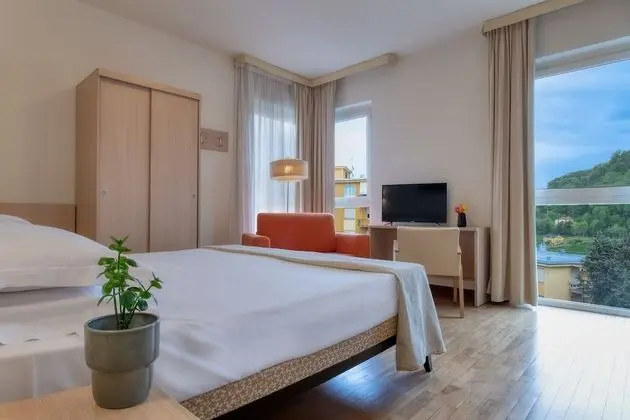Üç Kişilik Oda, Tepe Manzaralı