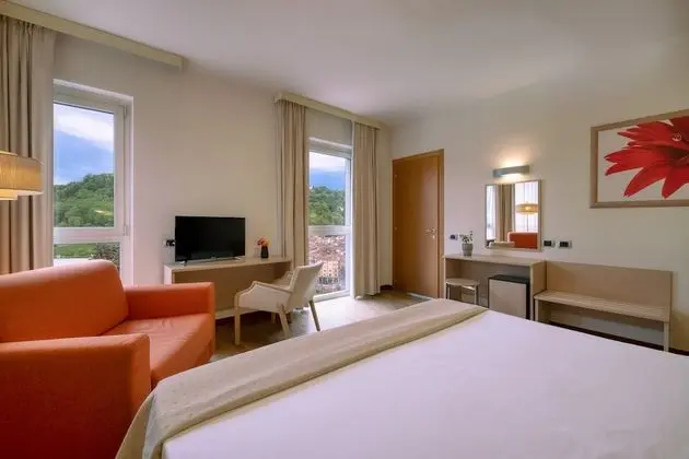 Üç Kişilik Oda, Tepe Manzaralı