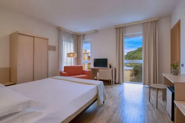 Üç Kişilik Oda, Tepe Manzaralı