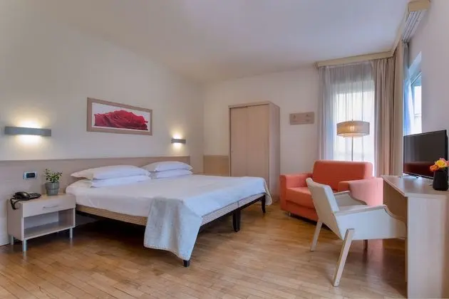 Üç Kişilik Oda, Tepe Manzaralı