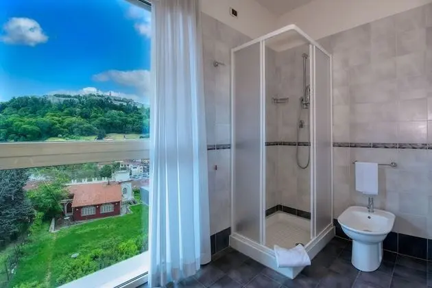 Üç Kişilik Oda, Tepe Manzaralı