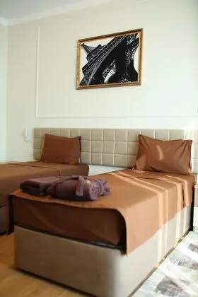 Junior Tek Büyük veya İki Ayrı Yataklı Oda