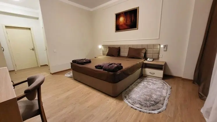 Junior Tek Büyük veya İki Ayrı Yataklı Oda