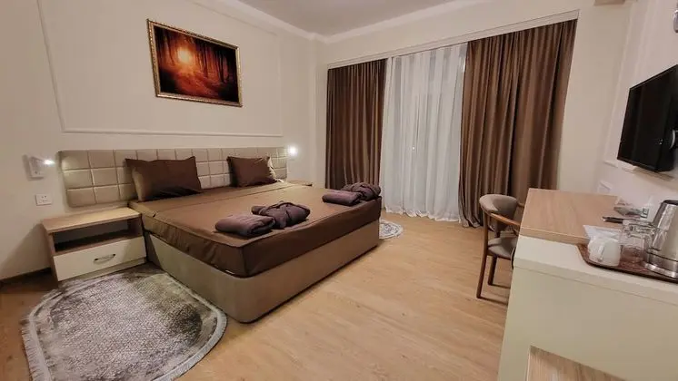 Junior Tek Büyük veya İki Ayrı Yataklı Oda