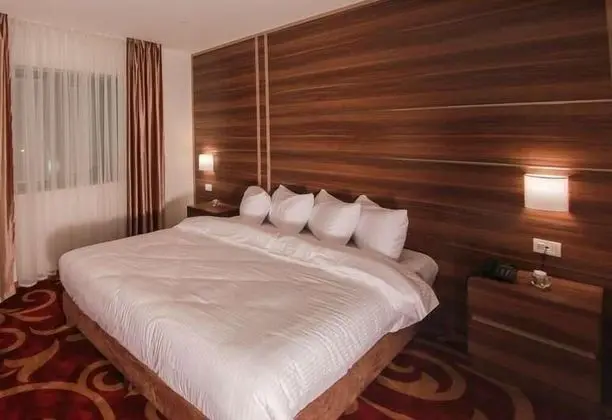 Deluxe Tek Büyük Yataklı Oda (2 Adults + 1 Child)