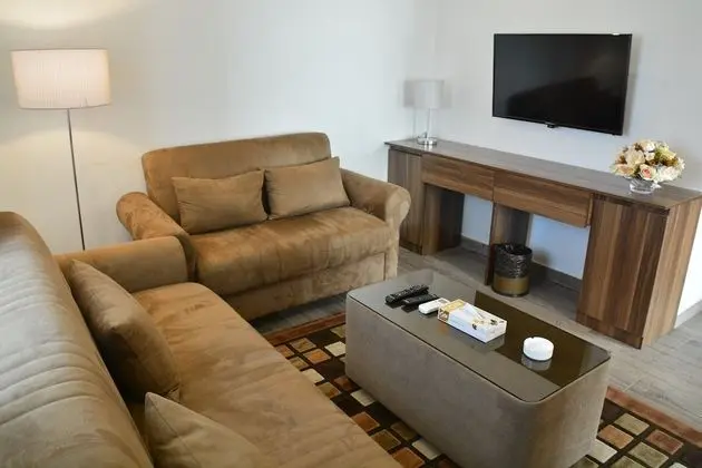 Deluxe Tek Büyük Yataklı Oda (2 Adults + 1 Child)