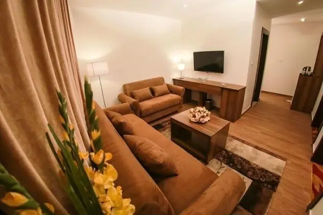 Deluxe Tek Büyük Yataklı Oda (2 Adults + 1 Child)