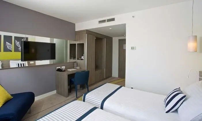 Oda, Balkon, Havuz Manzaralı (Guest)
