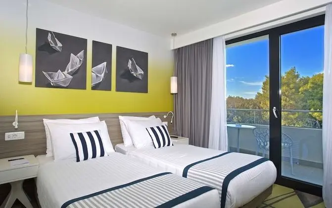 Oda, Balkon, Havuz Manzaralı (Guest)