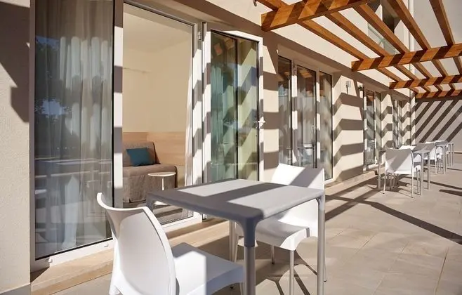 Family Oda, Teras, Denize Bakan