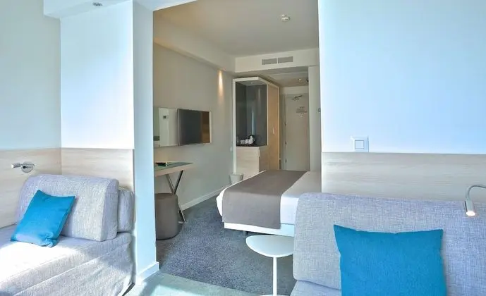 Family Oda, Teras, Denize Bakan