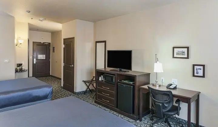 Room, 2 Queen Beds, Land View
