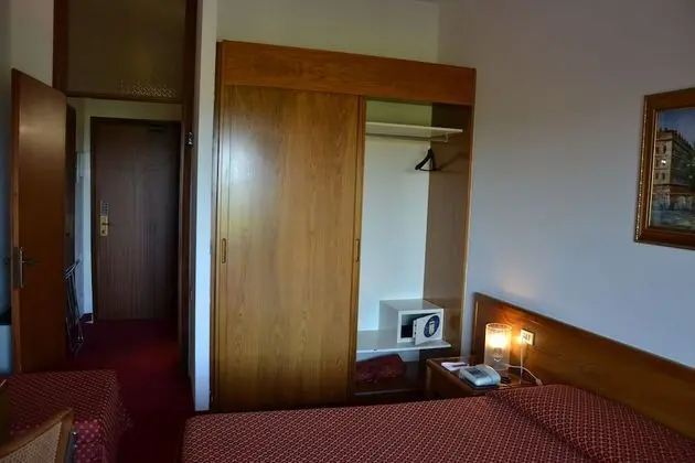 Üç Kişilik Oda