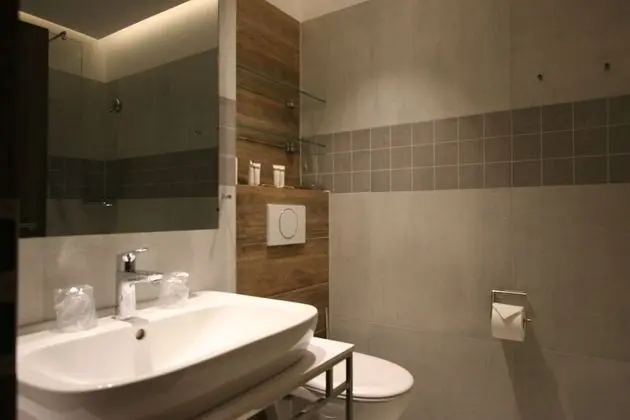 Standard Tek Büyük Yataklı Oda (Doppelzimmer mit Balkon)
