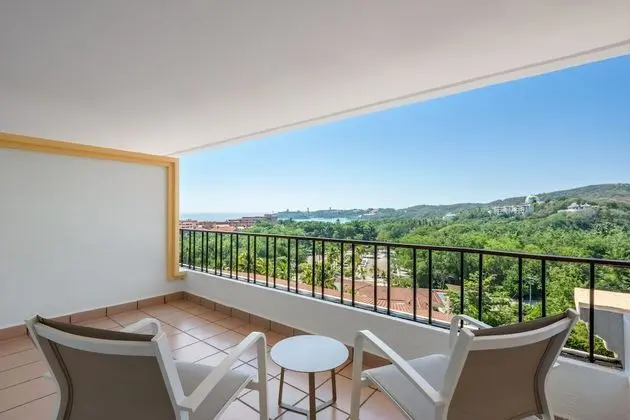 Royal Family Suite Pool View