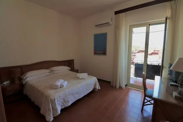 Standard Tek Büyük Yataklı Oda, Balkon, Kısmi Deniz Manzaralı