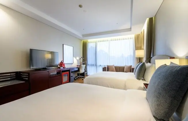 Junior Suite (2 Double Beds)