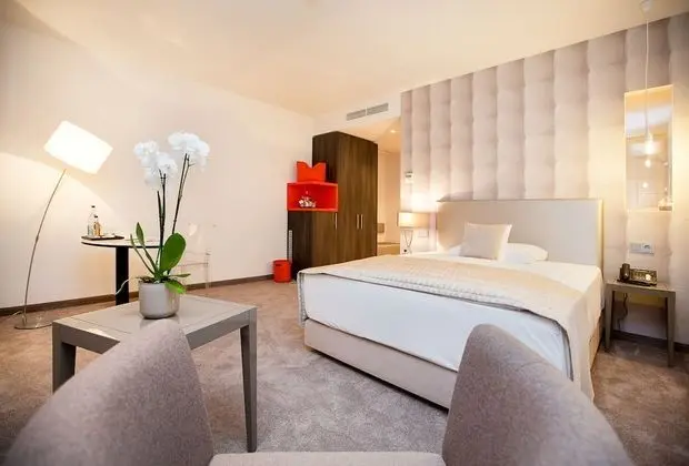 Oda (Business Zimmer mit Queensize-Bett)