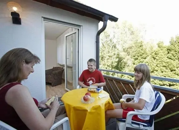 Apart Daire, 2 Yatak Odası, Balkon, Bahçe Manzaralı