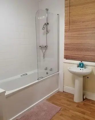Family Oda, Ortak Banyo (Room 2)