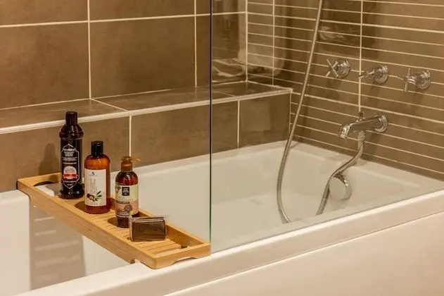 Deep soaking bathtub
