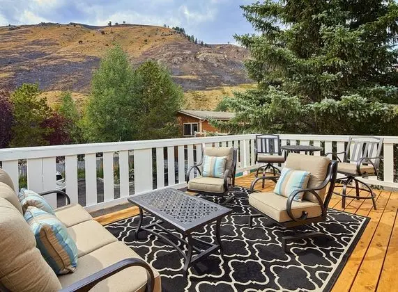 Cottage Master Suite 53