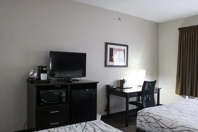 Standard Oda, 2 Büyük (Queen) Boy Yatak, Engellilere Uygun (with Chair)