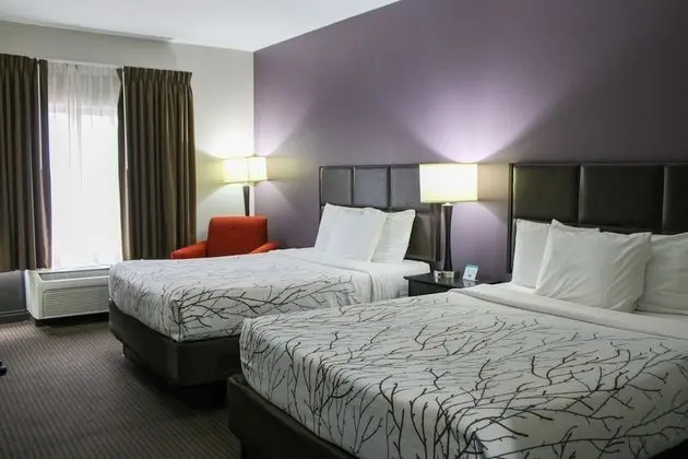 Standard Oda, 2 Büyük (Queen) Boy Yatak, Engellilere Uygun (with Chair)