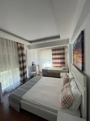 Standart Üç Kişilik Oda,Deniz veya Kara Manzaralı,Küvetli
