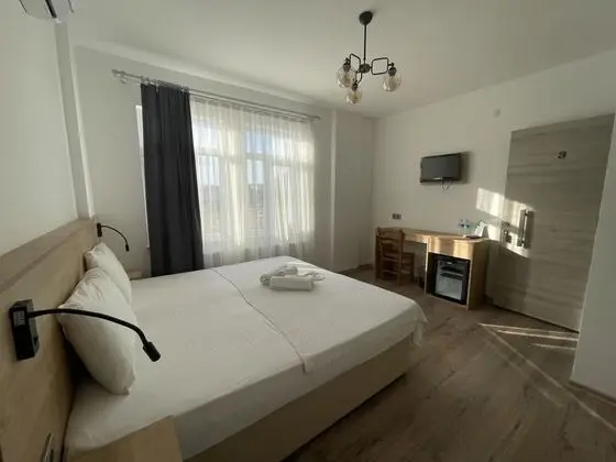 Küçük Çift Kişilik Alt Kat Oda, Avlu Manzaralı, Balkonsuz