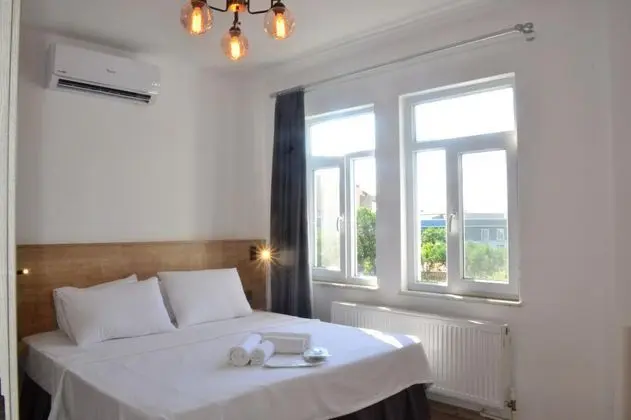 Küçük Çift Kişilik Alt Kat Oda, Avlu Manzaralı, Balkonsuz