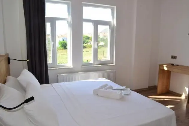 Küçük Çift Kişilik Alt Kat Oda, Avlu Manzaralı, Balkonsuz