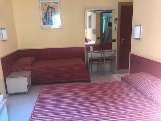 Üç Kişilik Oda