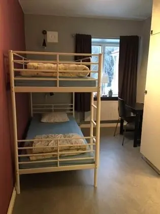 İki Ayrı Yataklı Oda, Ortak Banyo