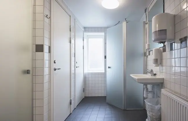 İki Ayrı Yataklı Oda, Ortak Banyo