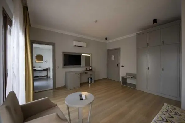 https://images.etstur.com/files/images/hotelImages/TR/68047/l/Pasa-Garden-Beach-Hotel-Oda-398104.jpg