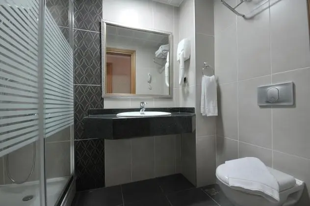 https://imagessl.etstur.com/files/images/hotelImages/test/TR/51585/l/banyo2.jpg