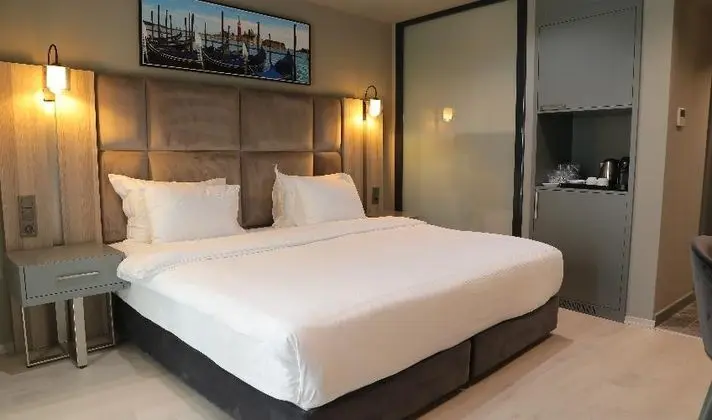 Luxury Oda