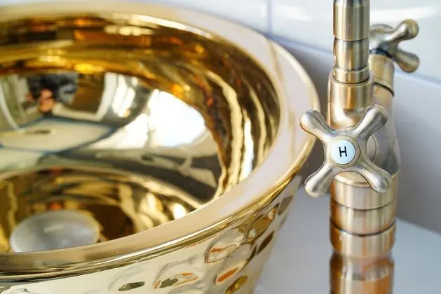 Bathroom sink