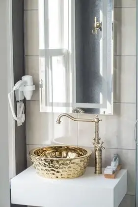 Bathroom sink