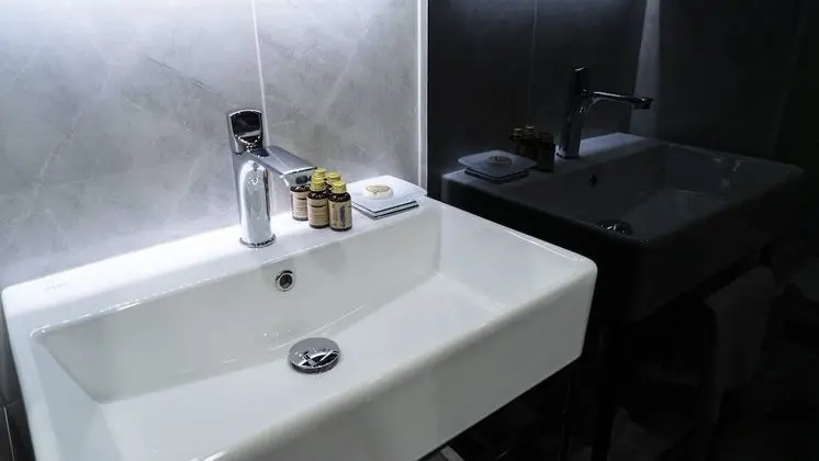 Deluxe Tek Büyük Yataklı Oda (102)
