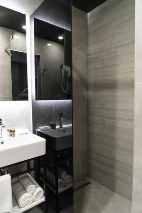 Deluxe Tek Büyük Yataklı Oda (106)